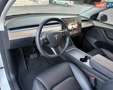Білий Тесла Model Y, об'ємом двигуна 0 л та пробігом 45 тис. км за 27500 $, фото 34 на Automoto.ua