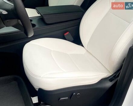 Белый Тесла Model Y, объемом двигателя 0 л и пробегом 49 тыс. км за 34999 $, фото 12 на Automoto.ua