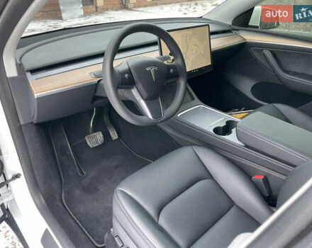 Белый Тесла Model Y, объемом двигателя 0 л и пробегом 13 тыс. км за 26500 $, фото 35 на Automoto.ua