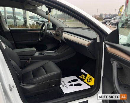 Білий Тесла Model Y, об'ємом двигуна 82 л та пробігом 33 тис. км за 35000 $, фото 26 на Automoto.ua