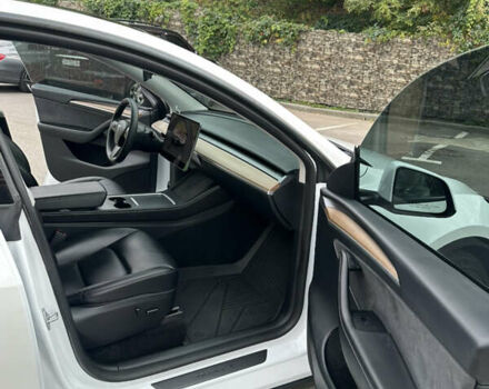 Белый Тесла Model Y, объемом двигателя 0 л и пробегом 31 тыс. км за 36500 $, фото 17 на Automoto.ua