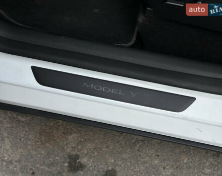 Білий Тесла Model Y, об'ємом двигуна 0 л та пробігом 47 тис. км за 26500 $, фото 29 на Automoto.ua
