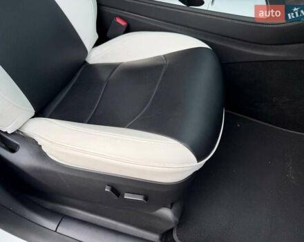 Белый Тесла Model Y, объемом двигателя 0 л и пробегом 53 тыс. км за 28800 $, фото 22 на Automoto.ua