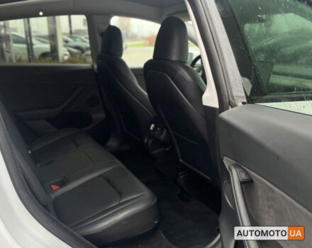 Білий Тесла Model Y, об'ємом двигуна 82 л та пробігом 33 тис. км за 35000 $, фото 28 на Automoto.ua