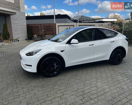 Белый Тесла Model Y, объемом двигателя 0 л и пробегом 98 тыс. км за 28000 $, фото 2 на Automoto.ua