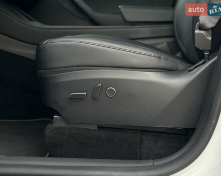 Білий Тесла Model Y, об'ємом двигуна 0 л та пробігом 47 тис. км за 26500 $, фото 30 на Automoto.ua