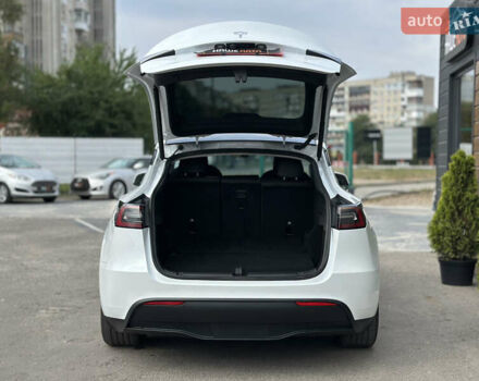 Білий Тесла Model Y, об'ємом двигуна 0 л та пробігом 47 тис. км за 26500 $, фото 17 на Automoto.ua
