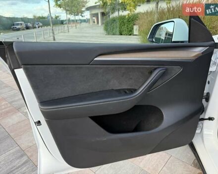 Белый Тесла Model Y, объемом двигателя 0 л и пробегом 35 тыс. км за 34500 $, фото 36 на Automoto.ua