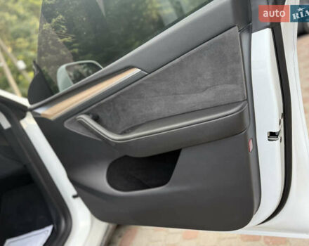 Белый Тесла Model Y, объемом двигателя 0 л и пробегом 72 тыс. км за 24750 $, фото 35 на Automoto.ua