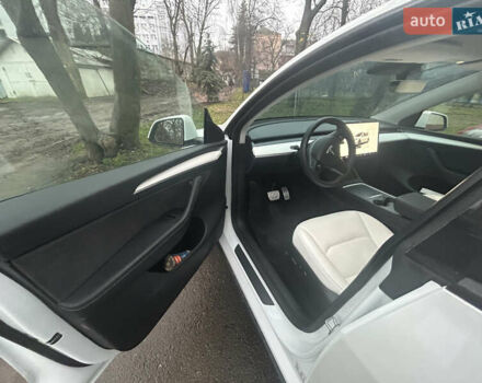 Білий Тесла Model Y, об'ємом двигуна 0 л та пробігом 84 тис. км за 28300 $, фото 9 на Automoto.ua