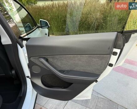 Белый Тесла Model Y, объемом двигателя 0 л и пробегом 35 тыс. км за 34500 $, фото 39 на Automoto.ua