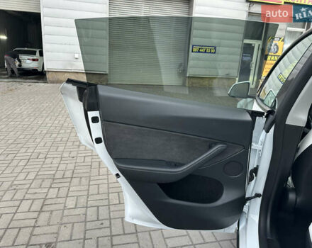 Белый Тесла Model Y, объемом двигателя 0 л и пробегом 35 тыс. км за 29500 $, фото 19 на Automoto.ua