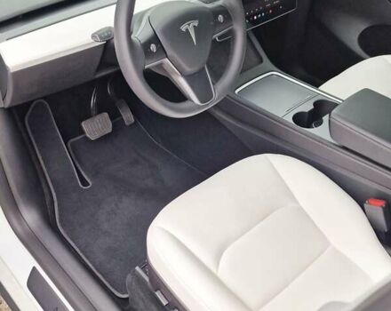 Белый Тесла Model Y, объемом двигателя 0 л и пробегом 28 тыс. км за 26999 $, фото 1 на Automoto.ua