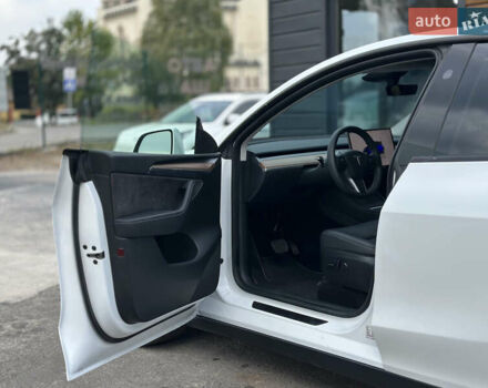 Білий Тесла Model Y, об'ємом двигуна 0 л та пробігом 47 тис. км за 26500 $, фото 26 на Automoto.ua