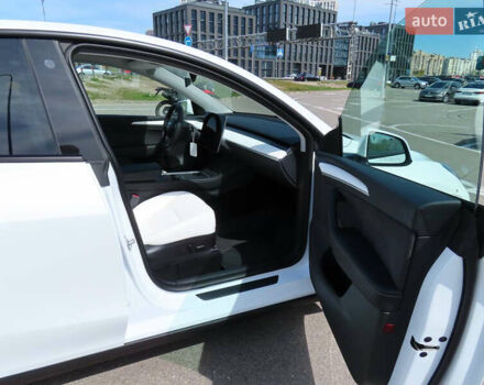 Белый Тесла Model Y, объемом двигателя 0 л и пробегом 41 тыс. км за 27000 $, фото 17 на Automoto.ua