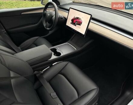 Белый Тесла Model Y, объемом двигателя 0 л и пробегом 42 тыс. км за 26999 $, фото 25 на Automoto.ua