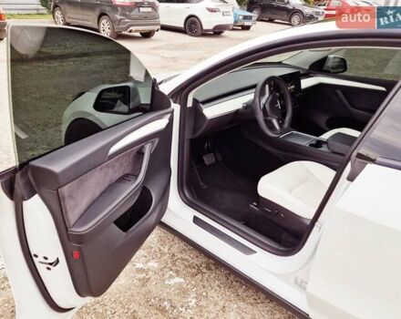 Белый Тесла Model Y, объемом двигателя 0 л и пробегом 28 тыс. км за 26999 $, фото 3 на Automoto.ua