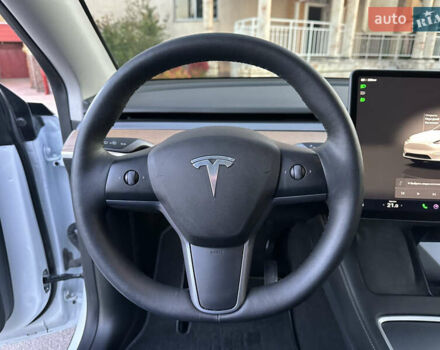 Білий Тесла Model Y, об'ємом двигуна 0 л та пробігом 45 тис. км за 27500 $, фото 33 на Automoto.ua