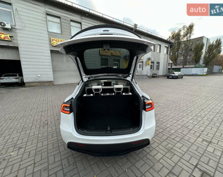 Белый Тесла Model Y, объемом двигателя 0 л и пробегом 35 тыс. км за 29500 $, фото 31 на Automoto.ua
