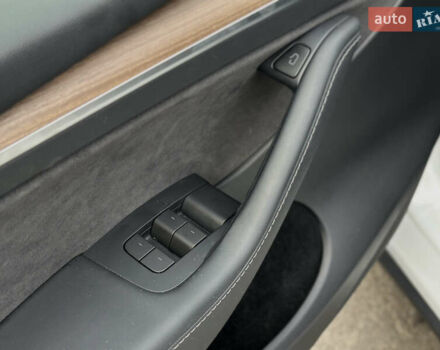 Білий Тесла Model Y, об'ємом двигуна 0 л та пробігом 47 тис. км за 26500 $, фото 28 на Automoto.ua