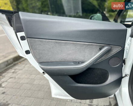 Белый Тесла Model Y, объемом двигателя 0 л и пробегом 18 тыс. км за 28950 $, фото 39 на Automoto.ua