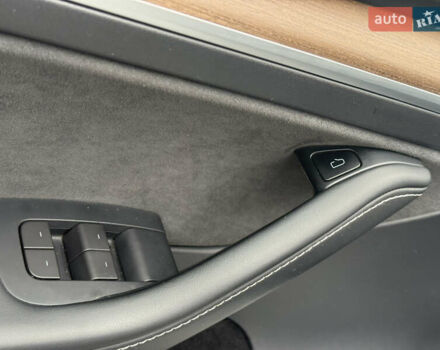 Белый Тесла Model Y, объемом двигателя 0 л и пробегом 53 тыс. км за 28800 $, фото 13 на Automoto.ua