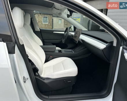 Белый Тесла Model Y, объемом двигателя 0 л и пробегом 35 тыс. км за 29500 $, фото 29 на Automoto.ua