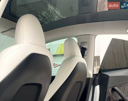 Белый Тесла Model Y, объемом двигателя 0 л и пробегом 49 тыс. км за 34999 $, фото 15 на Automoto.ua