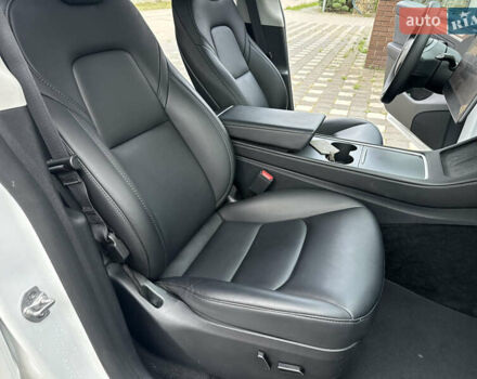 Белый Тесла Model Y, объемом двигателя 0 л и пробегом 29 тыс. км за 29900 $, фото 29 на Automoto.ua