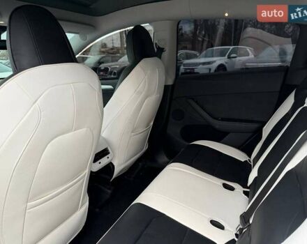 Белый Тесла Model Y, объемом двигателя 0 л и пробегом 53 тыс. км за 28800 $, фото 17 на Automoto.ua