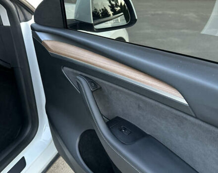 Білий Тесла Model Y, об'ємом двигуна 0 л та пробігом 45 тис. км за 27500 $, фото 50 на Automoto.ua