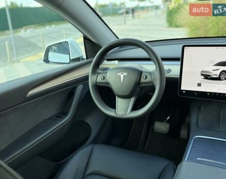 Белый Тесла Model Y, объемом двигателя 0 л и пробегом 35 тыс. км за 34500 $, фото 29 на Automoto.ua