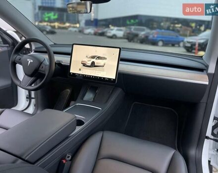 Білий Тесла Model Y, об'ємом двигуна 0 л та пробігом 27 тис. км за 28500 $, фото 16 на Automoto.ua