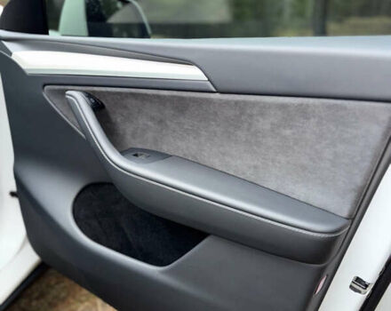 Белый Тесла Model Y, объемом двигателя 0 л и пробегом 57 тыс. км за 32700 $, фото 16 на Automoto.ua