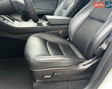 Белый Тесла Model Y, объемом двигателя 0 л и пробегом 98 тыс. км за 28000 $, фото 20 на Automoto.ua