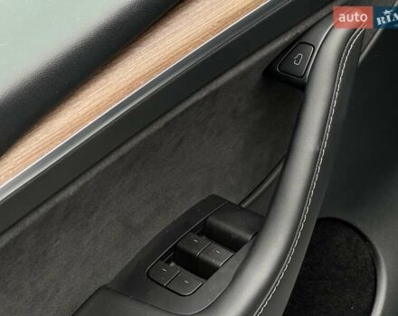 Белый Тесла Model Y, объемом двигателя 0 л и пробегом 42 тыс. км за 26999 $, фото 26 на Automoto.ua