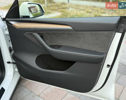 Белый Тесла Model Y, объемом двигателя 0 л и пробегом 25 тыс. км за 32500 $, фото 26 на Automoto.ua