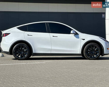 Білий Тесла Model Y, об'ємом двигуна 0 л та пробігом 53 тис. км за 25900 $, фото 6 на Automoto.ua