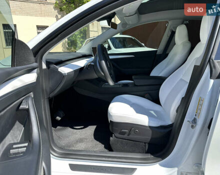 Белый Тесла Model Y, объемом двигателя 0 л и пробегом 18 тыс. км за 27490 $, фото 33 на Automoto.ua