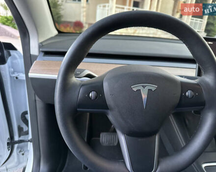 Білий Тесла Model Y, об'ємом двигуна 0 л та пробігом 45 тис. км за 27500 $, фото 30 на Automoto.ua