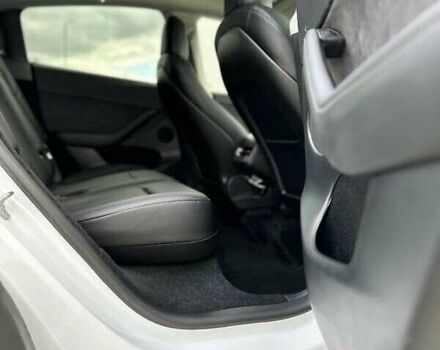 Білий Тесла Model Y, об'ємом двигуна 0 л та пробігом 15 тис. км за 31100 $, фото 26 на Automoto.ua