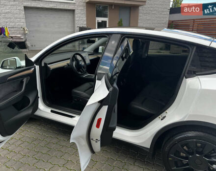 Белый Тесла Model Y, объемом двигателя 0 л и пробегом 98 тыс. км за 28000 $, фото 15 на Automoto.ua