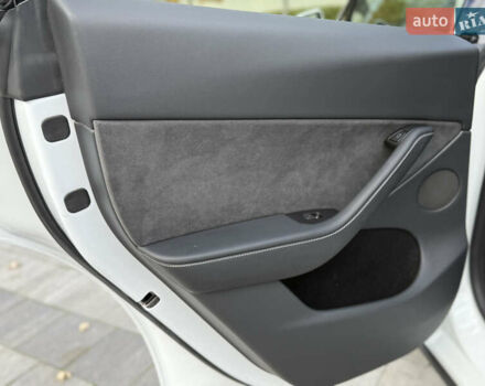 Белый Тесла Model Y, объемом двигателя 0 л и пробегом 25 тыс. км за 32500 $, фото 28 на Automoto.ua