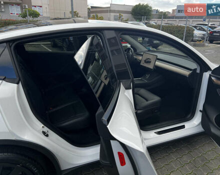 Белый Тесла Model Y, объемом двигателя 0 л и пробегом 98 тыс. км за 28000 $, фото 18 на Automoto.ua