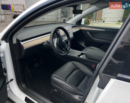 Белый Тесла Model Y, объемом двигателя 0 л и пробегом 98 тыс. км за 28000 $, фото 14 на Automoto.ua