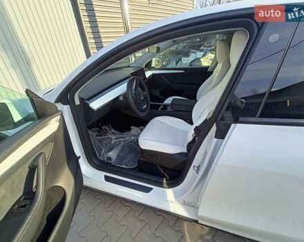 Белый Тесла Model Y, объемом двигателя 0 л и пробегом 17 тыс. км за 28500 $, фото 17 на Automoto.ua