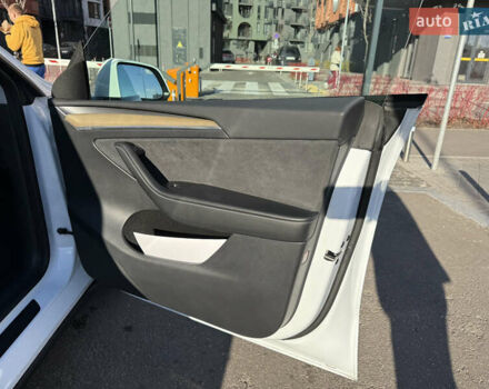 Белый Тесла Model Y, объемом двигателя 0 л и пробегом 35 тыс. км за 33777 $, фото 34 на Automoto.ua