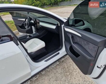 Белый Тесла Model Y, объемом двигателя 0 л и пробегом 28 тыс. км за 26999 $, фото 19 на Automoto.ua