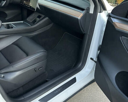 Білий Тесла Model Y, об'ємом двигуна 0 л та пробігом 45 тис. км за 27500 $, фото 48 на Automoto.ua