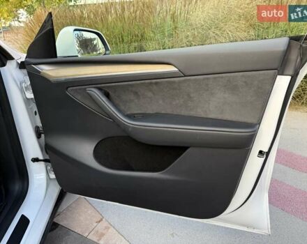 Белый Тесла Model Y, объемом двигателя 0 л и пробегом 35 тыс. км за 34500 $, фото 40 на Automoto.ua